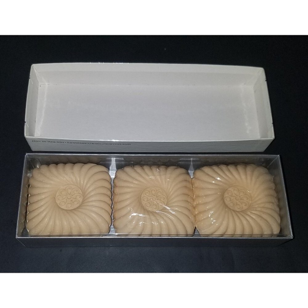 VTG Bloomingdale's Scented Beige Sandalwood 3 Cakes Soap NEW OLD STOCK in box